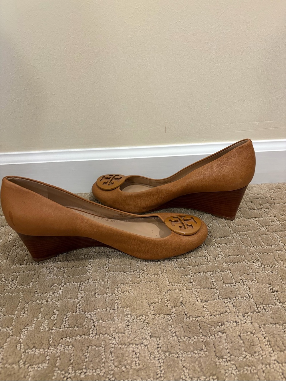 Tory Burch Tan Leather Low Wedge Pumps Size 9 - Picture 2 of 5